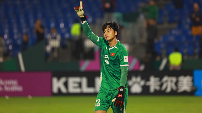 HLV Kim Sang-sik dành lời đặc biệt cho Cao Văn Bình sau đêm lịch sử