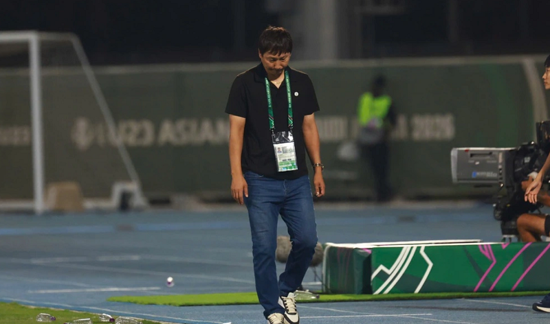 Khoảnh khắc lặng im của Kim Sang-sik sau chiến thắng trước quê hương