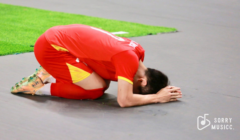 CĐV châu Á phản ứng mạnh sau cú ngã của U23 Việt Nam tại bán kết