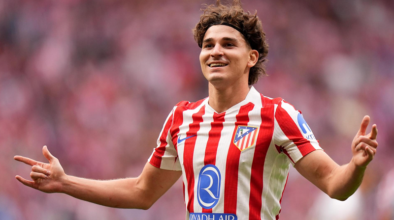 Julian Alvarez ưu tiên Barcelona giữa vòng vây đại gia Anh