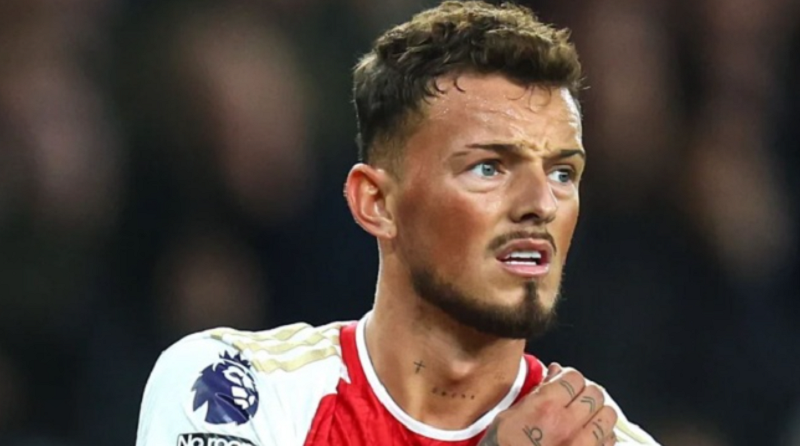 Ben White trấn an CĐV Arsenal sau khoảnh khắc rời sân đầy lo lắng