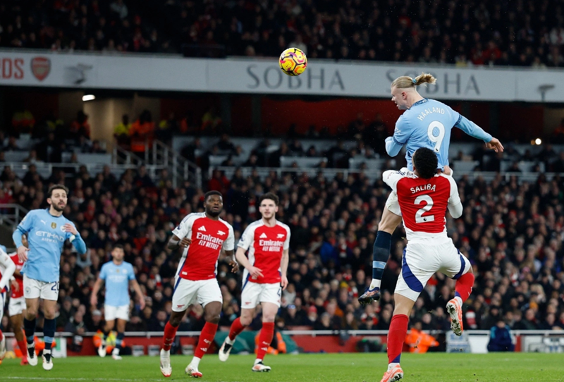 Arsenal thắng nhưng chưa yên tâm, Man City vẫn là cái bóng ám ảnh