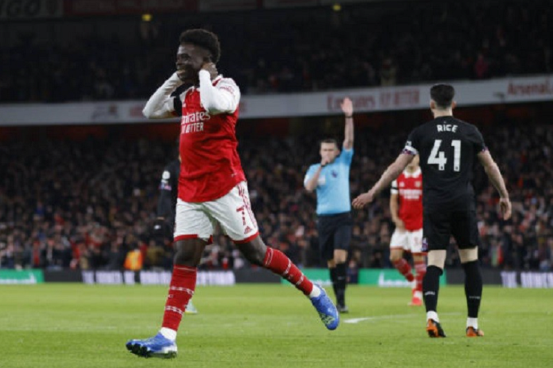 vi-sao-bukayo-saka-bat-ngo-chung-lai-trong-mau-ao-arsenal